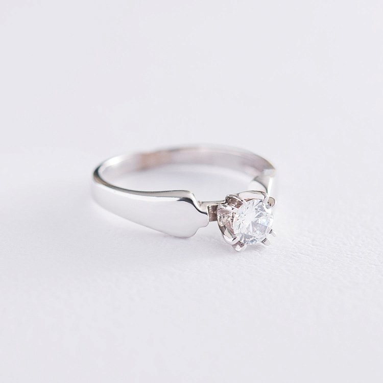 Золотое помолвочное кольцо с фианитом к06171 от ювелирного магазина Оникс