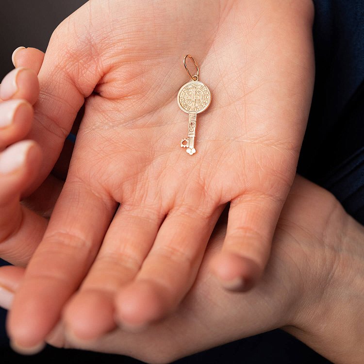 Золота підвіска - ключ "Святий Бенедикт" п02918 від ювелірного магазину Онікс - 1