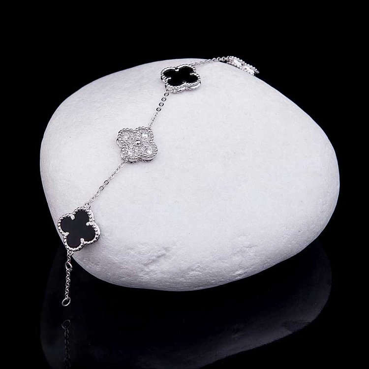 Срібний браслет "Конюшина" з оніксом і фіанітами 14990 від ювелірного магазину Онікс