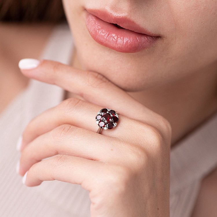 Срібна каблучка (фіаніти, піроп) 1386/1р-GARN від ювелірного магазину Онікс - 1