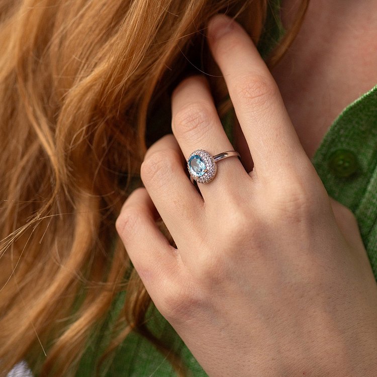 Золота каблучка з блакитним топазом і фіанітами к04662 від ювелірного магазину Онікс - 5