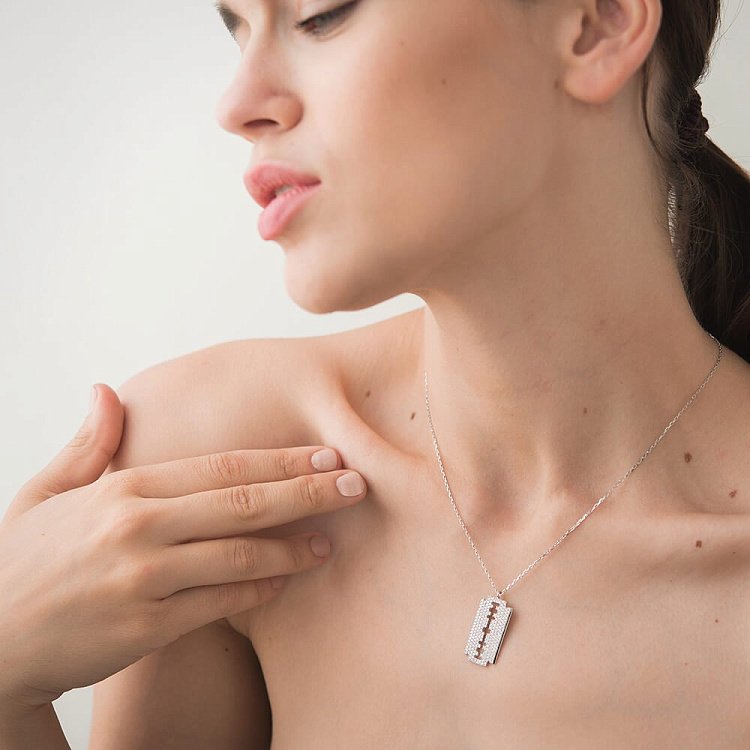 Серебряное колье "Лезвие" с фианитами 18209 от ювелирного магазина Оникс