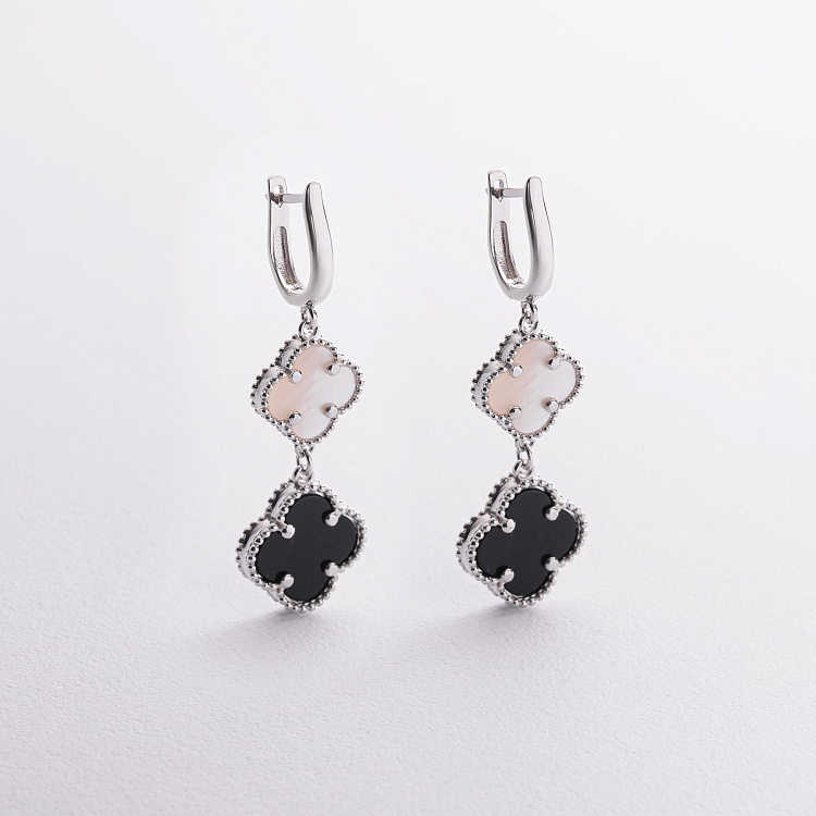 Срібні сережки "Конюшина" (онікс, перламутр) 123501 від ювелірного магазину Онікс