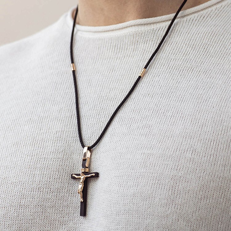 Мужской православный крест "Распятие" из эбенового дерева и золота п03916 от ювелирного магазина Оникс - 1