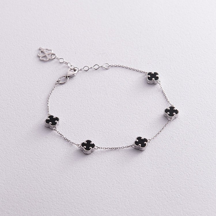 Браслет "Клевер" с ониксом mini (белое золото) б05249 от ювелирного магазина Оникс