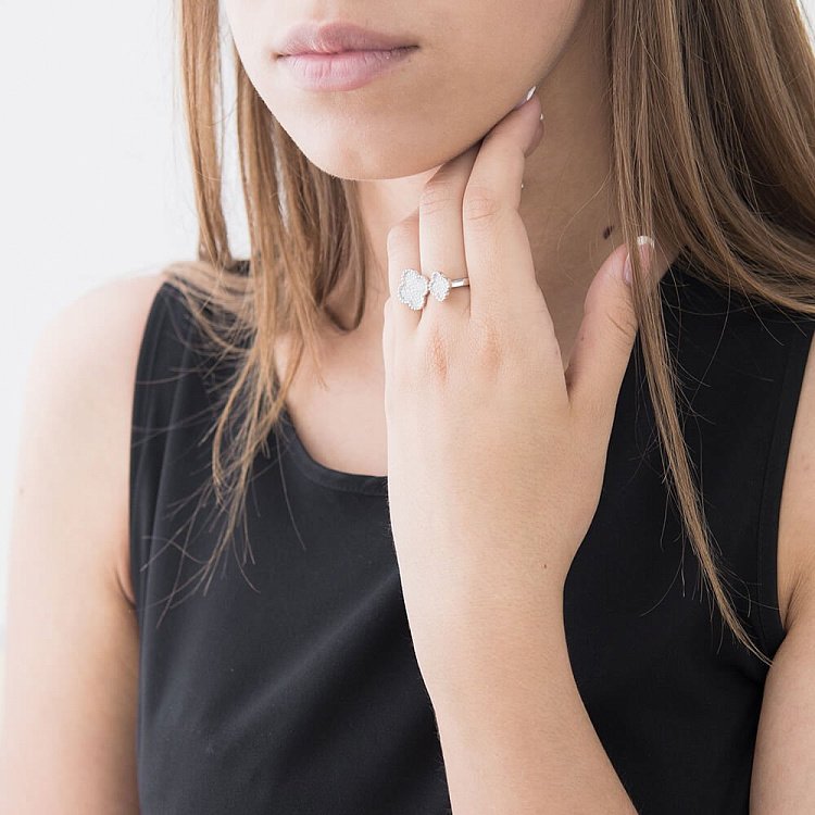 Срібний перстень з фіанітами 111753 від ювелірного магазину Онікс