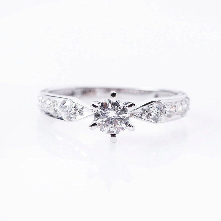 Золота заручальна каблучка з діамантами р0320б від ювелірного магазину Онікс