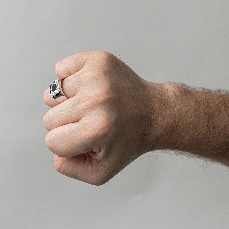 Чоловіча печатка в білому золоті (емаль) к06723 від ювелірного магазину Онікс - 1