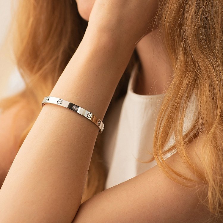 Жорсткий браслет "Love" з білого золота (фіаніт) б03337 від ювелірного магазину Онікс - 1