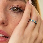 Кольцо с дорожкой голубых и желтых камней (белое золото) к07108 от ювелирного магазина Оникс - 2