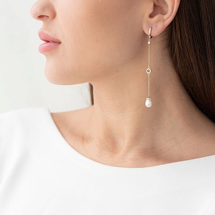 Серьги в желтом золоте (жемчуг, фианиты) с06886 от ювелирного магазина Оникс - 1