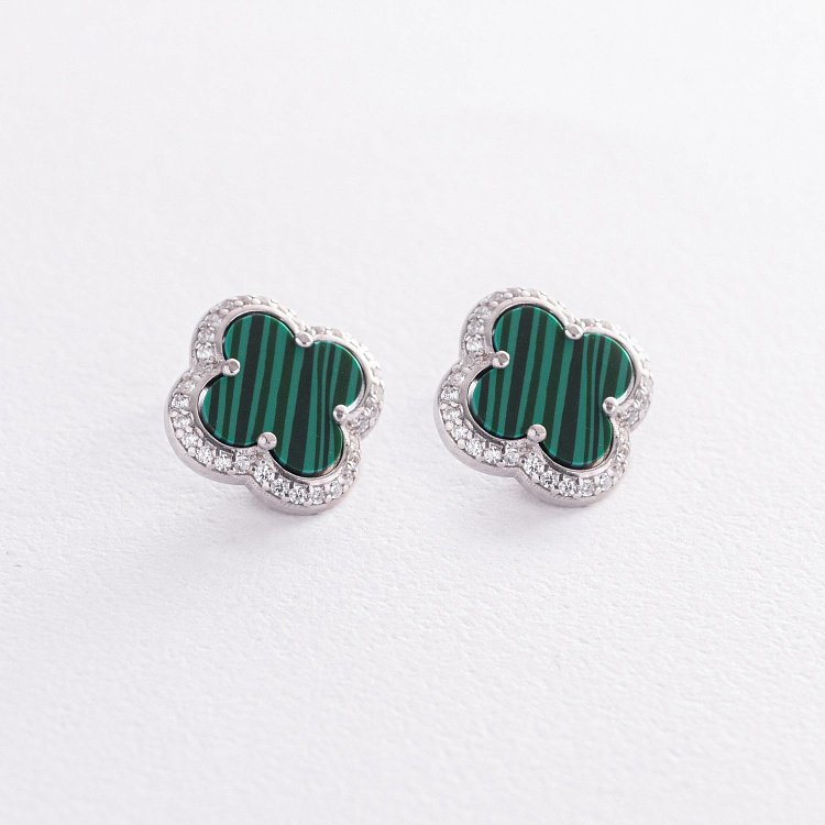 Серебряные серьги - пусеты "Клевер" (малахит, фианиты) 158/1м от ювелирного магазина Оникс