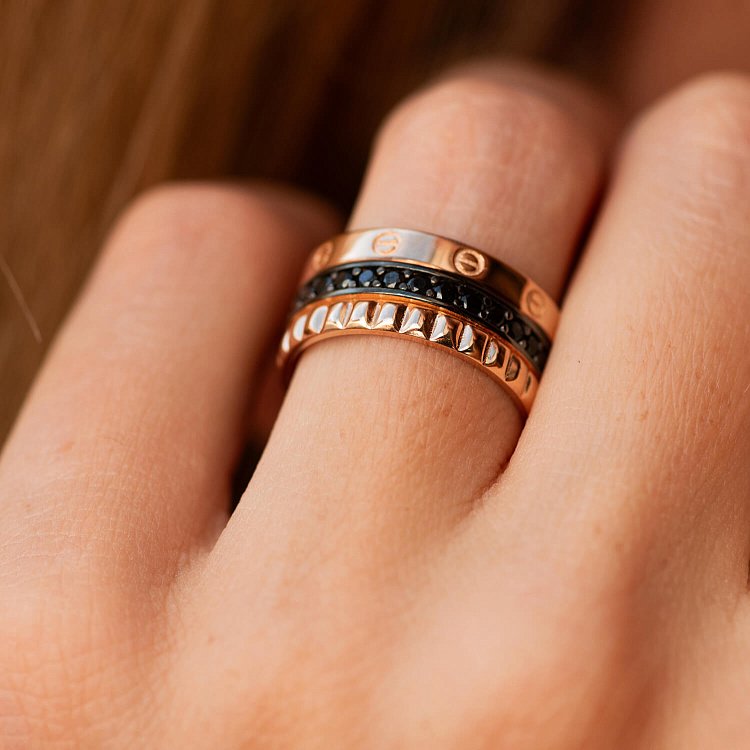 Золотое кольцо с черными фианитами к06670 от ювелирного магазина Оникс - 1