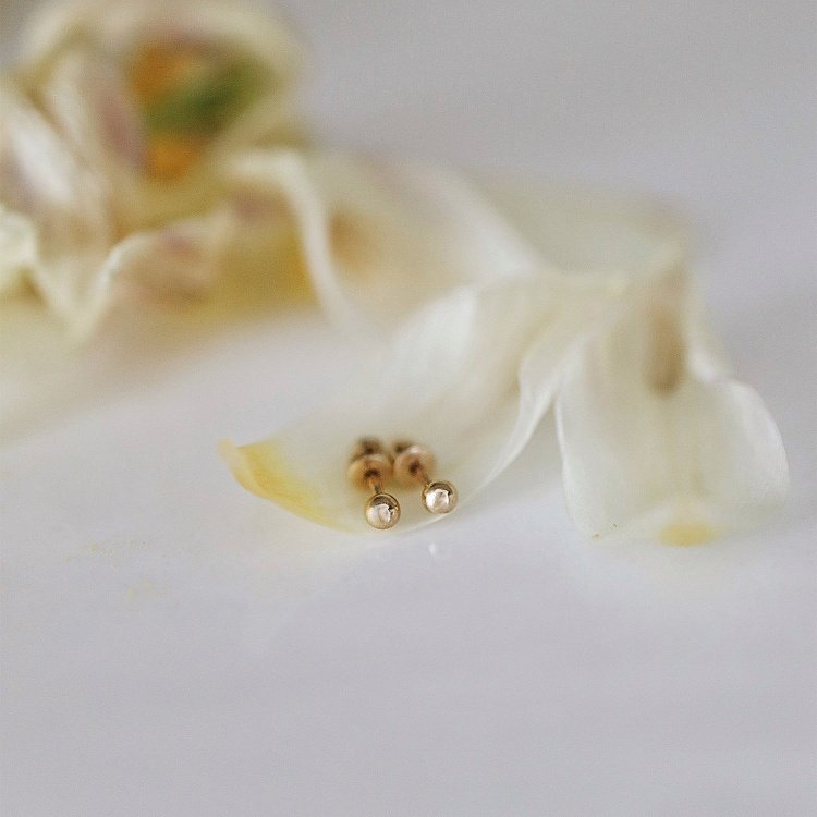 Серьги - пусеты "Шарики" в желтом золоте (0.4 см) с07322 от ювелирного магазина Оникс