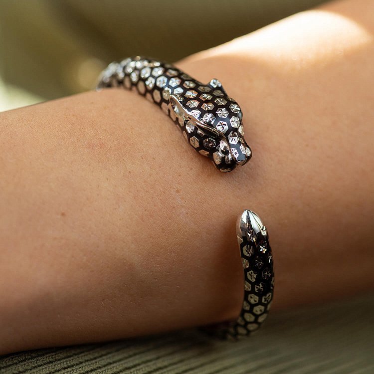 Жесткий золотой браслет "Пантера" (эмаль, фианиты) б05345 от ювелирного магазина Оникс - 1