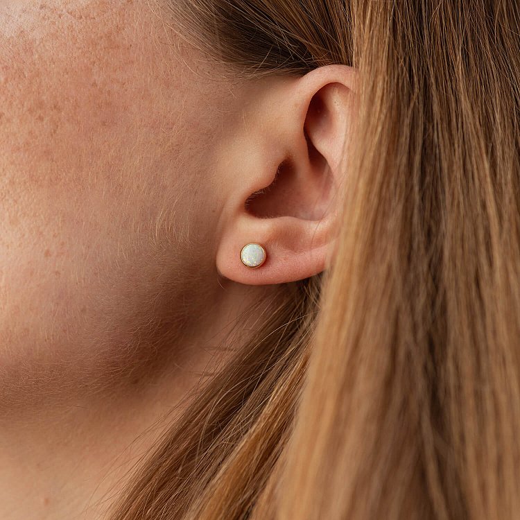 Золоті сережки-пусети "Сяйво" (синт. опал) 6 мм с05472 від ювелірного магазину Онікс - 3