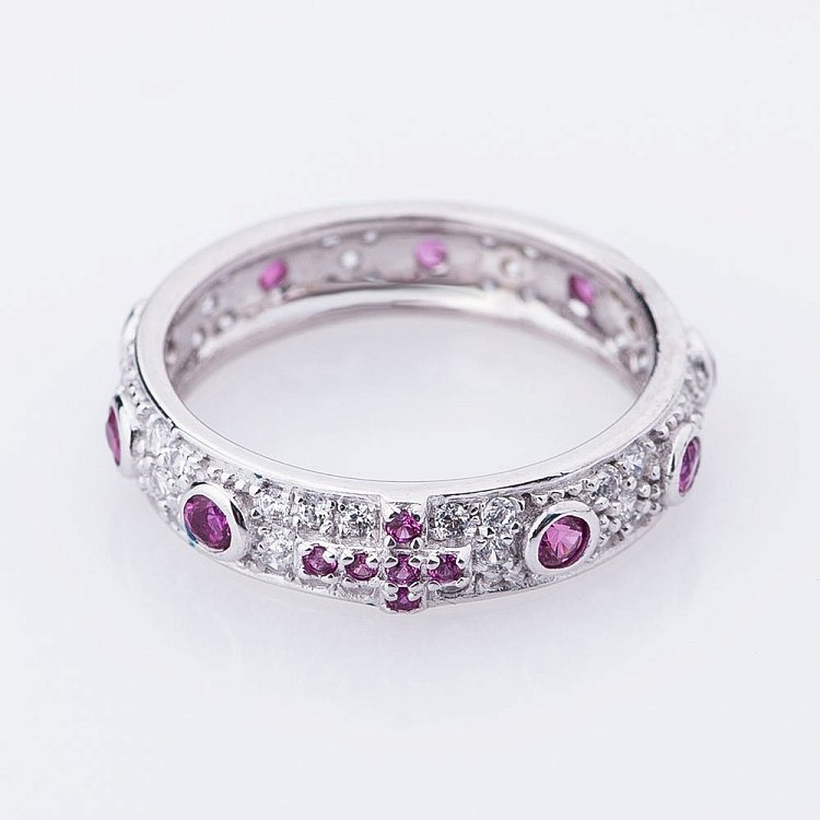 Срібний перстень з фіолетовими фіанітами 111929 - 1 Срібний перстень з фіолетовими фіанітами 111929 від ювелірного магазину Онікс - 1