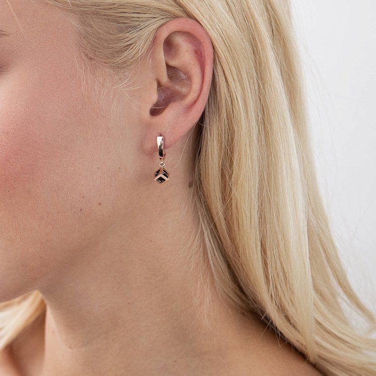 Золотые серьги "Кубики" с черными фианитами с07625 от ювелирного магазина Оникс - 1