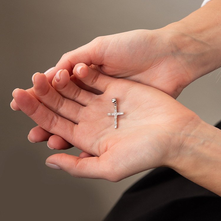 Срібний хрестик з фіанітами 132007 від ювелірного магазину Онікс - 1