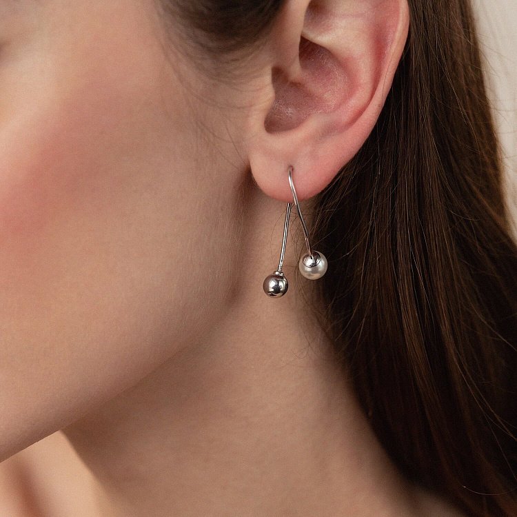 Серебряные серьги - петельки "Шарики" (жемчуг) 101010 от ювелирного магазина Оникс - 3