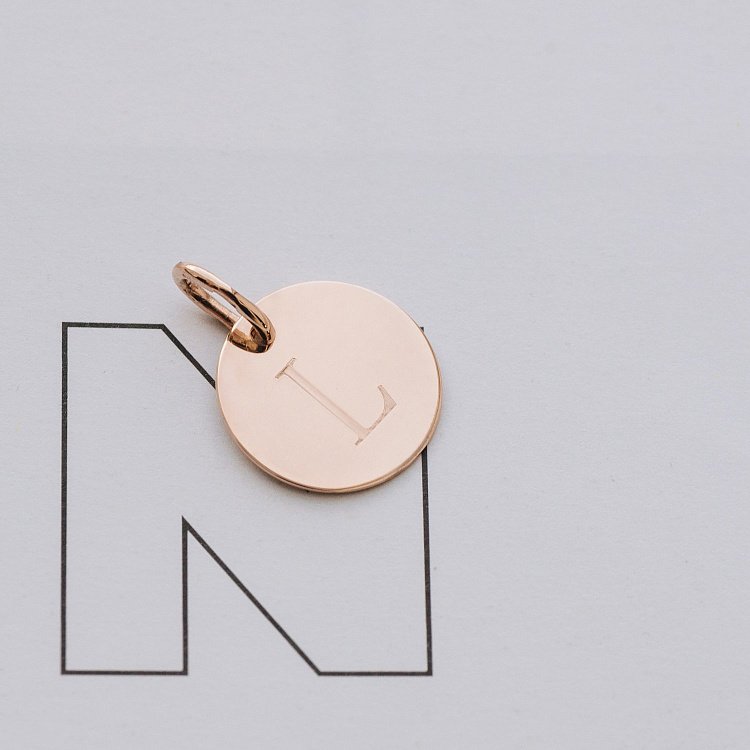 Кулон для гравіювання в червоному золоті "Літера" (17 мм) п03611б від ювелірного магазину Онікс - 4