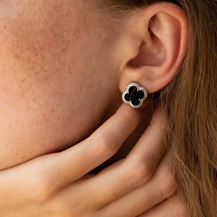 Серебряные серьги - пусеты "Клевер" (оникс, фианиты) 158/1о от ювелирного магазина Оникс - 1