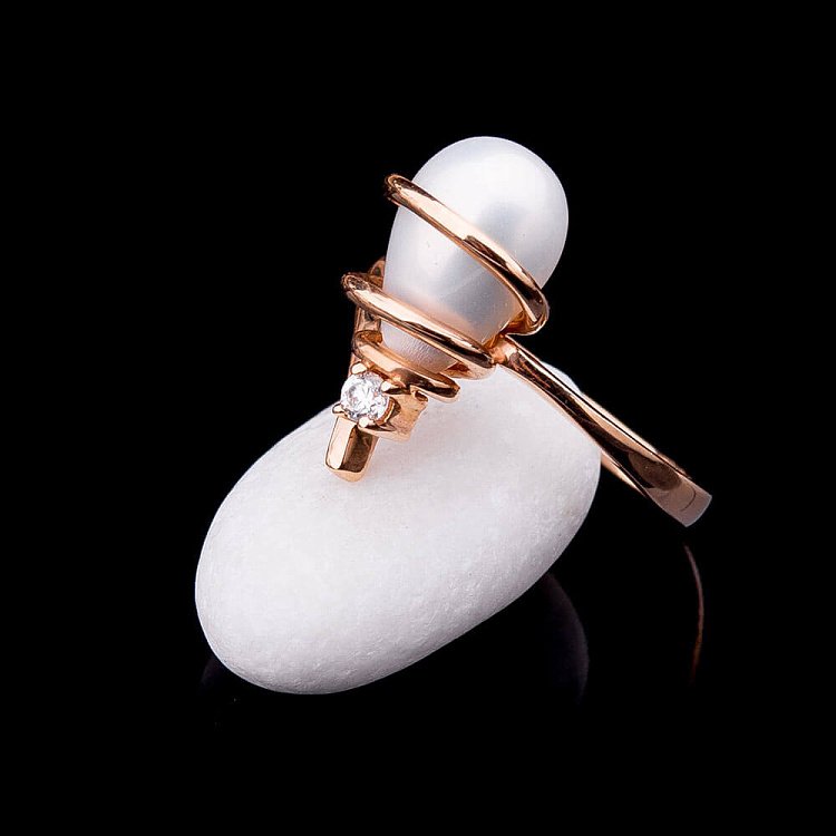 Золота каблучка з культивованими прісноводним перлами к01257 від ювелірного магазину Онікс