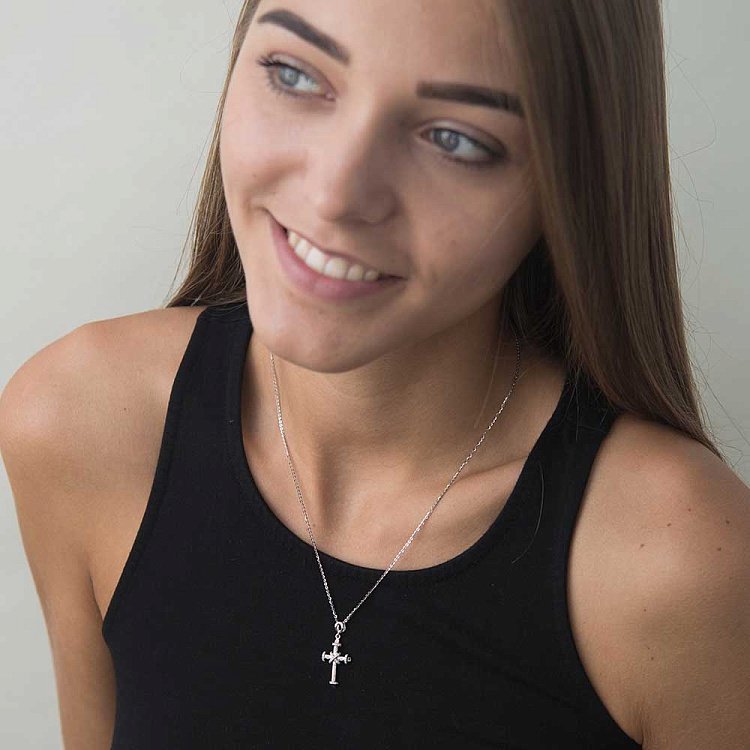 Золотий хрестик з діамантами P001127 від ювелірного магазину Онікс - 2