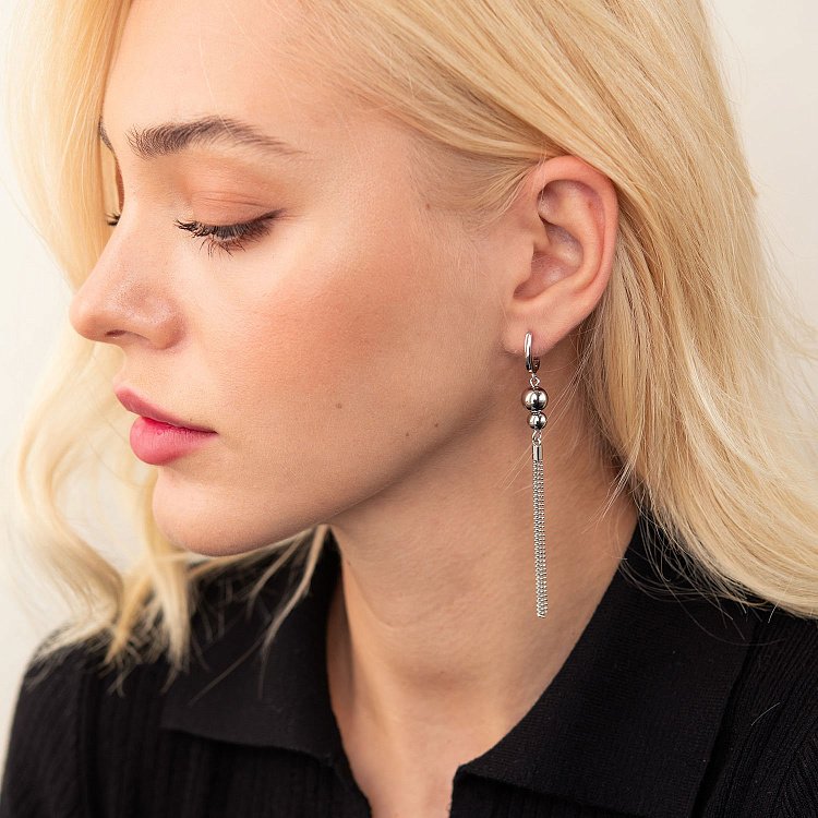 Серебряные висячие серьги с шариками 123140 от ювелирного магазина Оникс - 2
