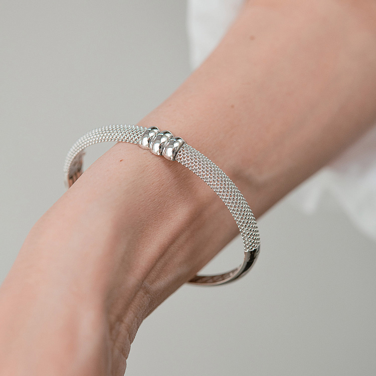 Жесткий браслет "Marie" в белом золоте б05607 от ювелирного магазина Оникс - 1