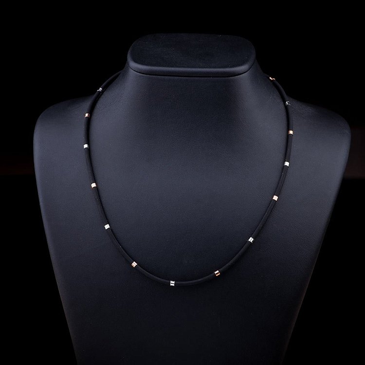 Каучуковий шнурок з золотими вставками кол01013 від ювелірного магазину Онікс