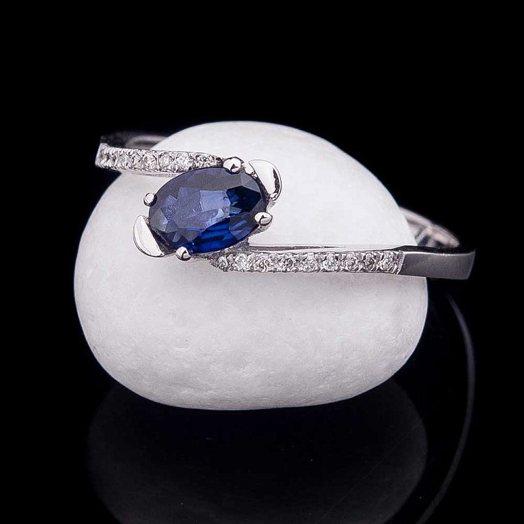 Золота каблучка з синім сапфіром і діамантами C01322R - 2 Золота каблучка з синім сапфіром і діамантами C01322R від ювелірного магазину Онікс - 2