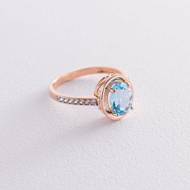 Золота каблучка з блакитним топазом і фіанітами к05664 від ювелірного магазину Онікс