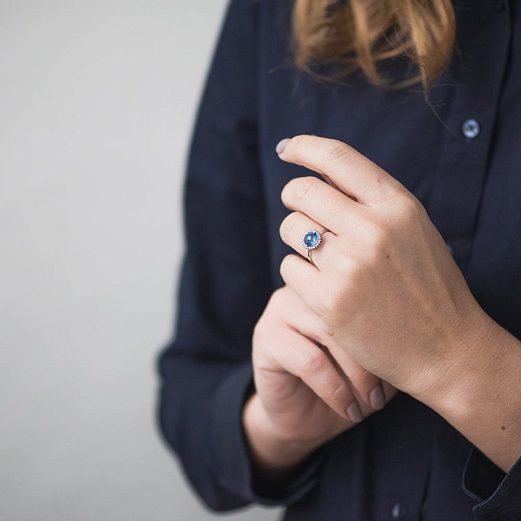 Золота каблучка з топазом swiss і фіанітами 14032138 від ювелірного магазину Онікс - 4