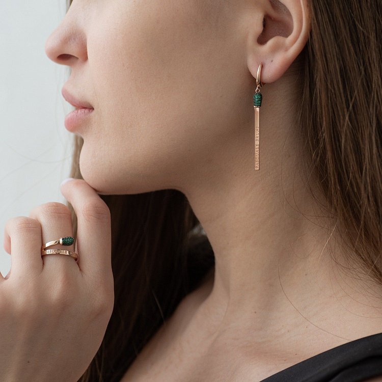 Золотое кольцо "Спичка" (зеленые фианиты) к06264 от ювелирного магазина Оникс - 1