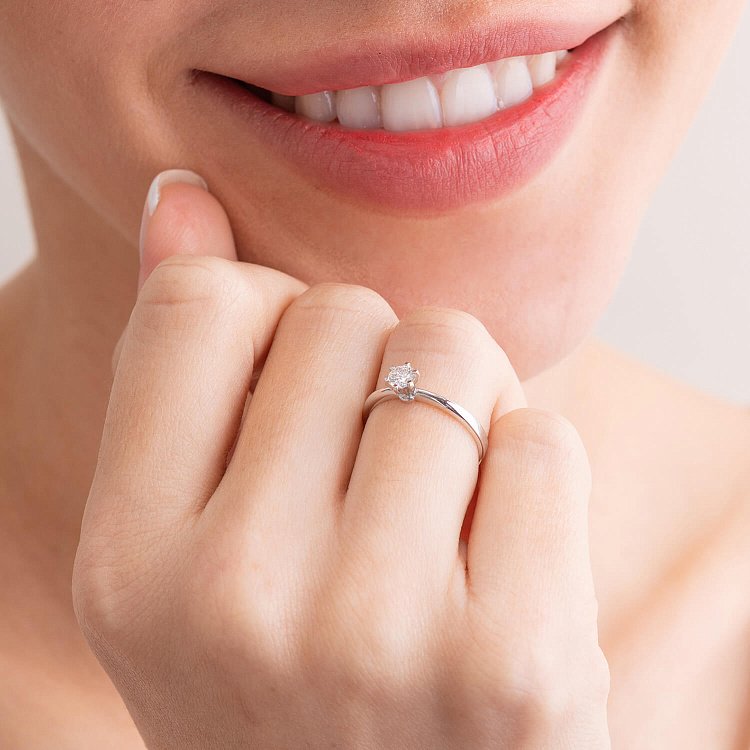 Помолвочное золотое кольцо с бриллиантом 220071121 от ювелирного магазина Оникс - 2