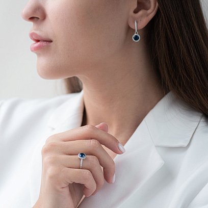 Срібна каблучка з білими і синіми фіанітами 112582 №2