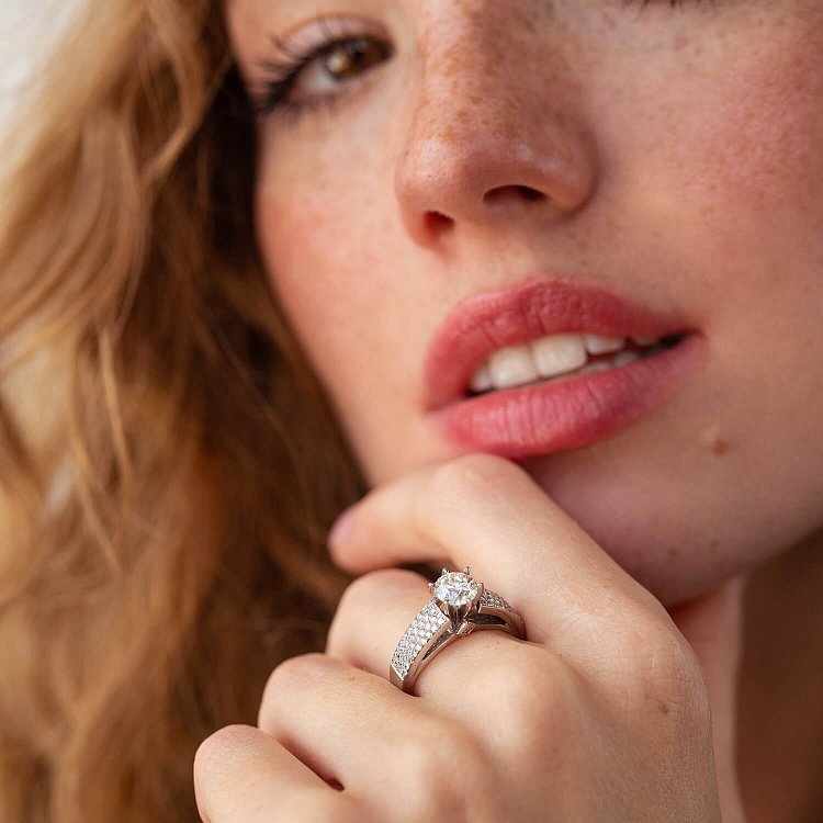 Заручальна каблучка в білому золоті з діамантами к770 від ювелірного магазину Онікс - 2