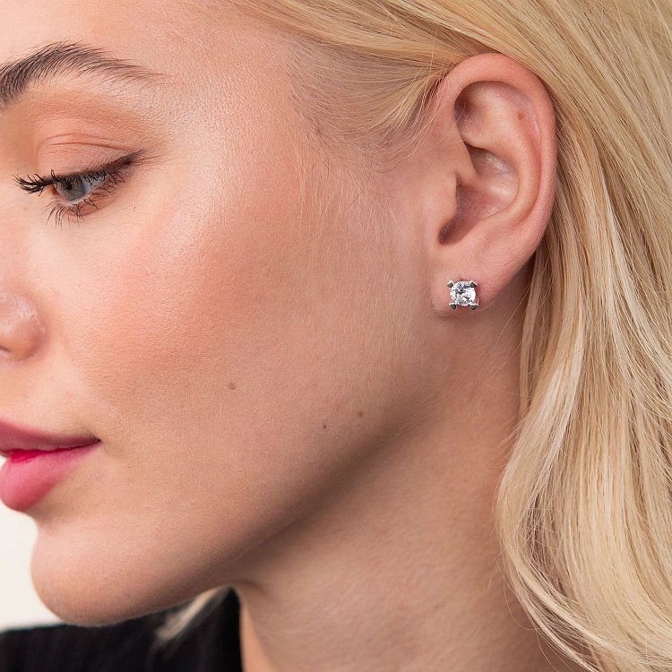 Серебряные серьги - пусеты с фианитами 122165 от ювелирного магазина Оникс - 1