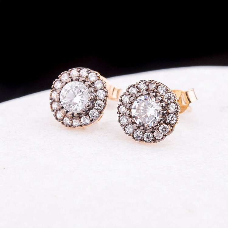 Золоті сережки-пусети з фіанітами с03891 від ювелірного магазину Онікс