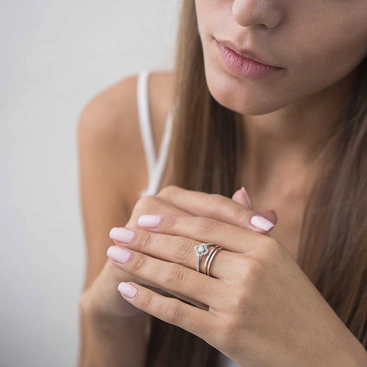 Золота каблучка з діамантами DR16650cha від ювелірного магазину Онікс