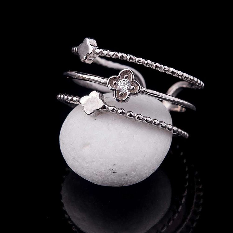 Серебряное кольцо "Клевер" с фианитами 111823 от ювелирного магазина Оникс