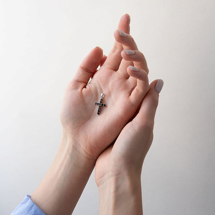 Золотий хрестик з чорними фіанітами п03565 від ювелірного магазину Онікс - 1