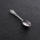 Серебряная сувенирная ложка с узором (чернение) 23481 от ювелирного магазина Оникс
