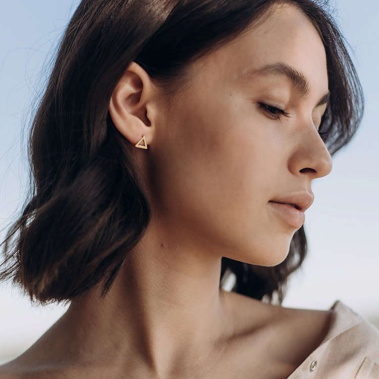 Золотые серьги-пусеты "Треугольники" с06312 от ювелирного магазина Оникс - 6