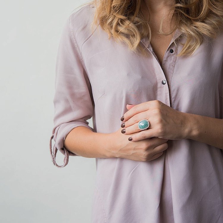 Жіноча каблучка з фіанітами (родій) 111654 Жіноча каблучка з фіанітами (родій) 111654 від ювелірного магазину Онікс