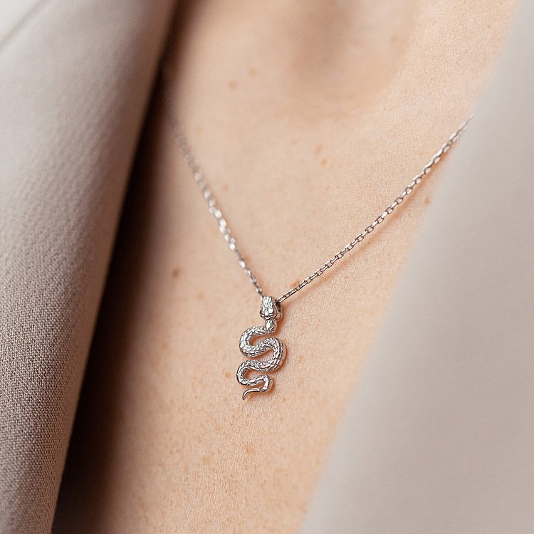 Колье "Змея" в белом золоте кол02121 от ювелирного магазина Оникс - 1