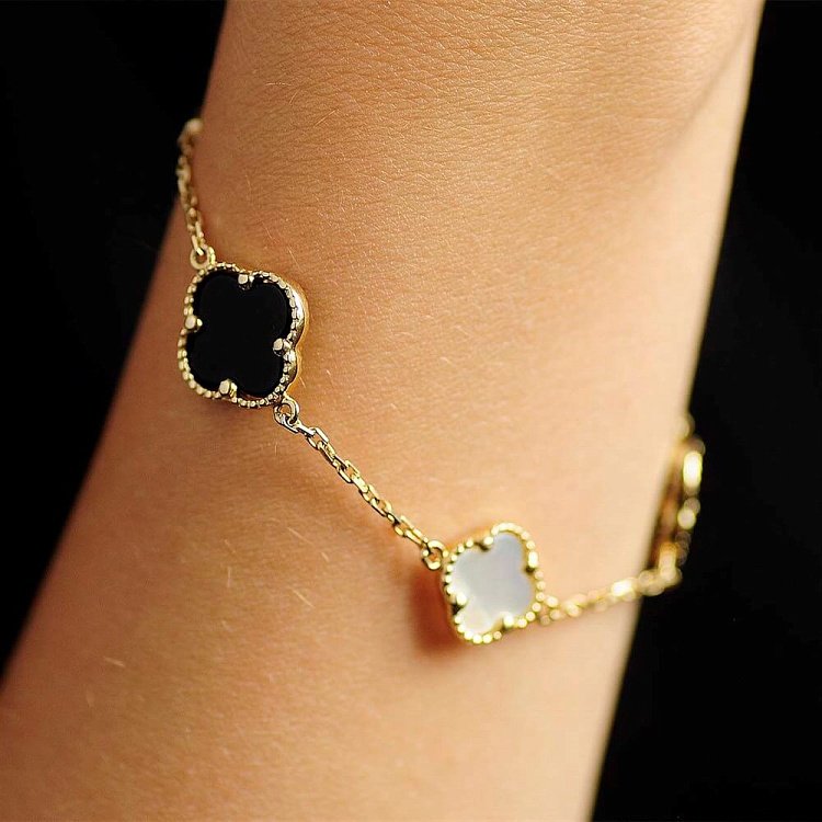 Золотий браслет "Конюшина" з оніксом і перламутром б01663 від ювелірного магазину Онікс - 3