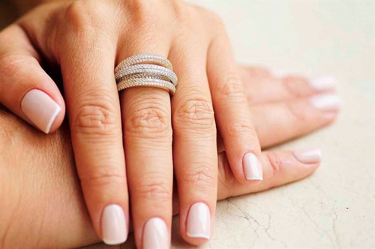 Женское кольцо из белого и желтого золота с фианитами к03307 от ювелирного магазина Оникс - 1