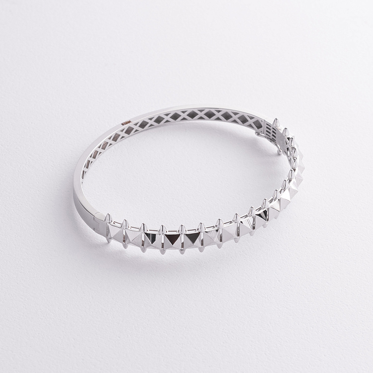 Жесткий браслет "Clara" в белом золоте б05606 от ювелирного магазина Оникс - 3